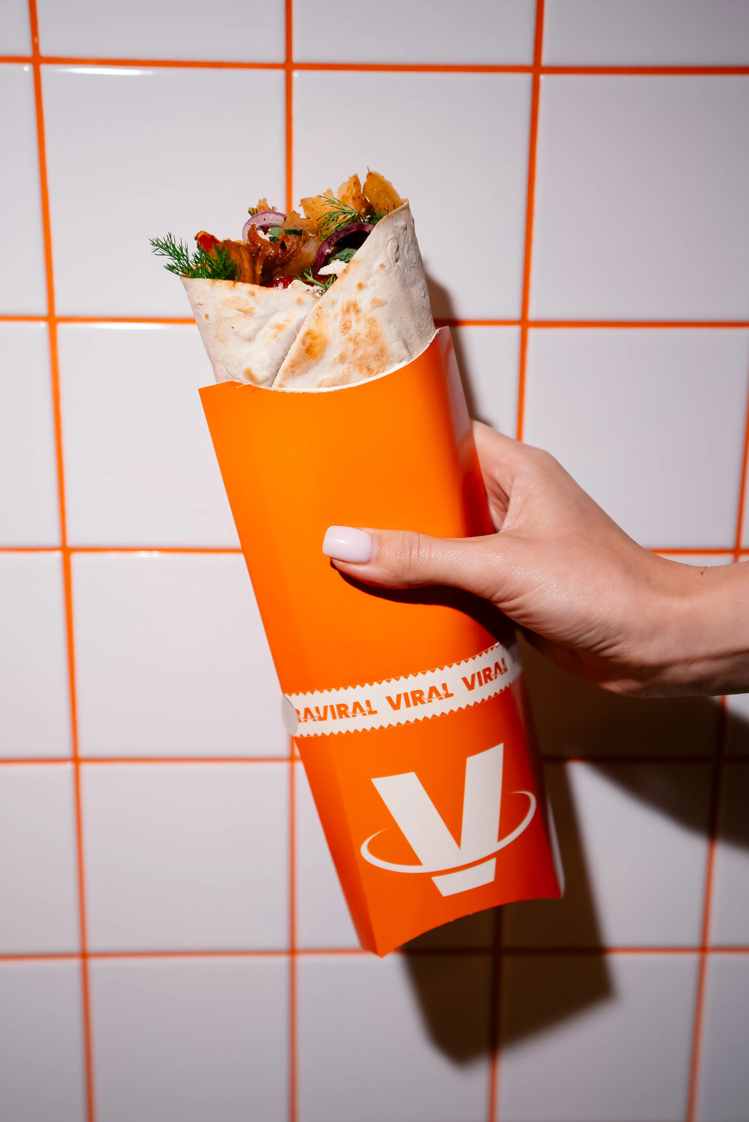 Wrap VIRAL na tle kafelków