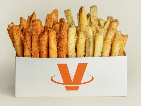 Frytki Really Crunchy Fries obsypane viralową posypką, podane w brandowanym pudełku VIRAL