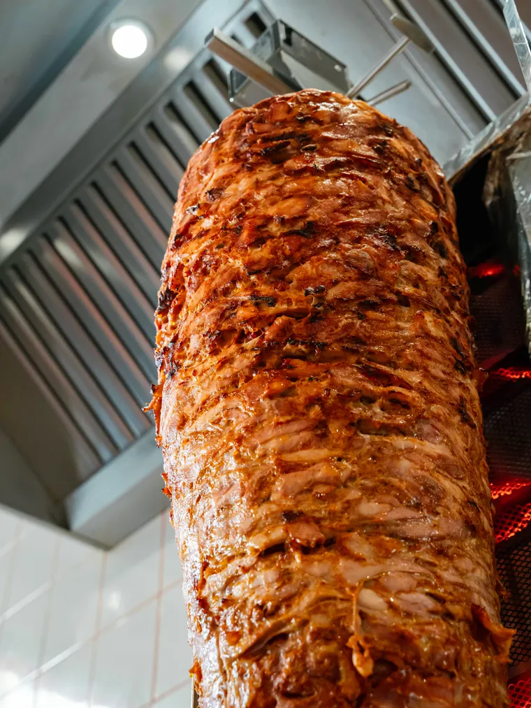 Kebab z kurczaka z papryką na pionowym rożnie
