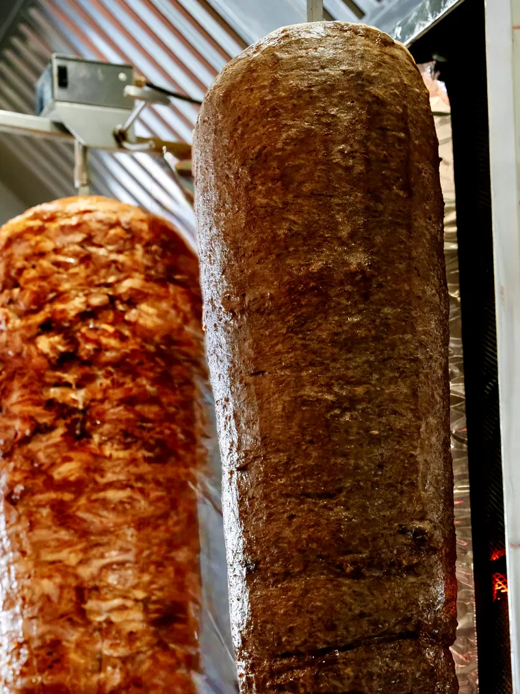 Kebab wołowy z płatami na pionowym rożnie